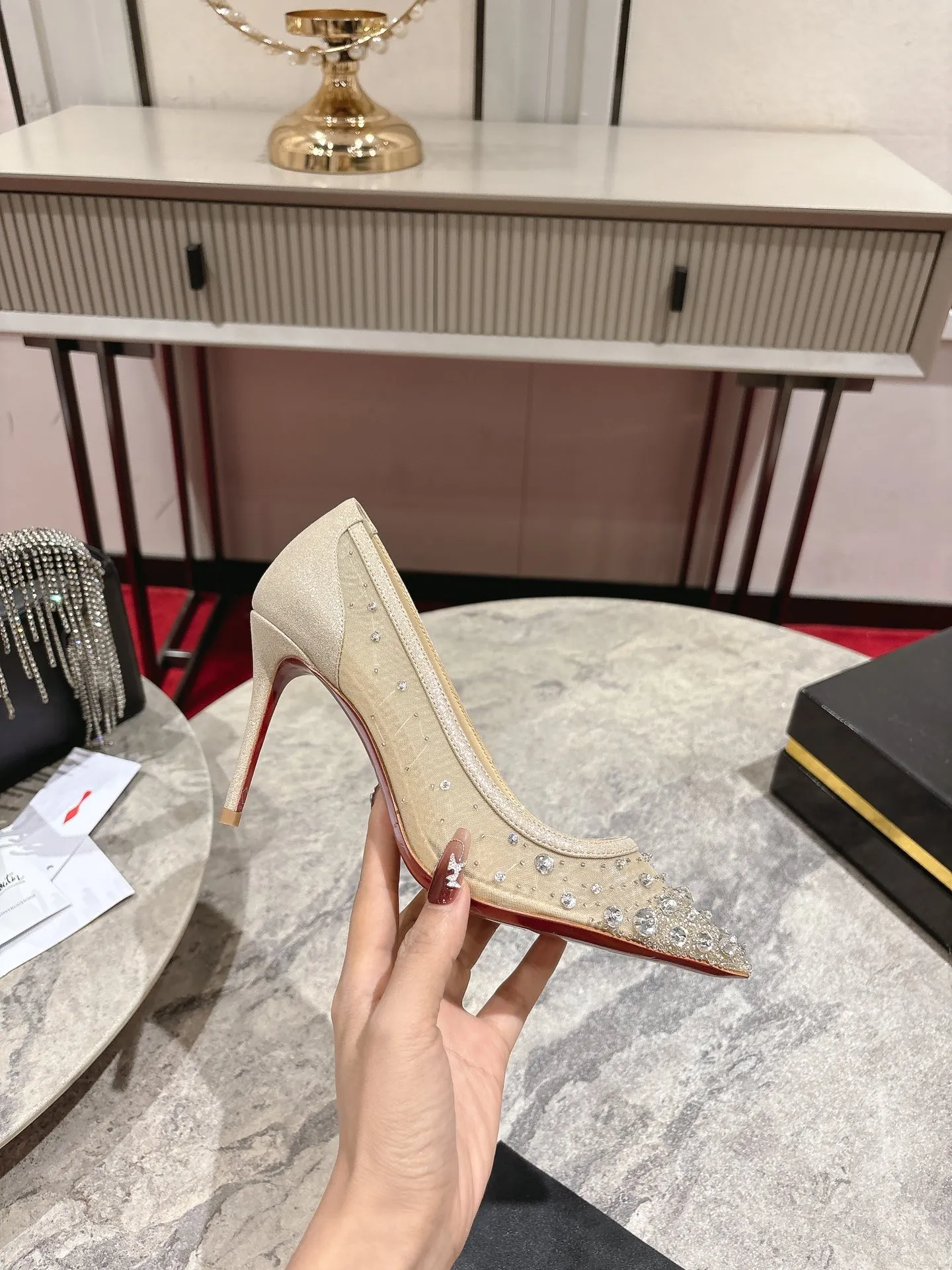 👟👟Ex-factory price 740👟👟 🆑❥∙ Mesh seam drill (single shoe)🦋✪ꫛꫀw.✔︎ This style features a slightly pointed toe made from white mesh with crystal beads and diamonds, a 65mm heel height, hand-placed crystals added to the front, and our signature Louboutin red sole with Christian Louboutin's signature and heart-shaped imprint logo on the insole. Size: 34 yards-42 yards (34.40.41.42. Customized, non-returnable and non-exchangeable‼️) Heel height: 6.5cm Color: White Apricot